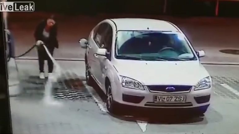 Κάποιος να τη βοηθήσει!